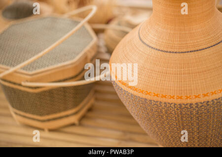 OTOP tailandese prodotto da asciutto erba Hygaliepa armatura come basketry. Foto Stock