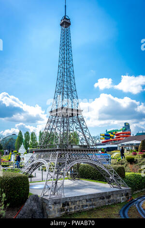 Bruxelles, Belgio - 17 Aprile 2017: miniature presso il parco Mini-Europe - riproduzione della Torre Eiffel a Parigi, Francia, Europa Foto Stock