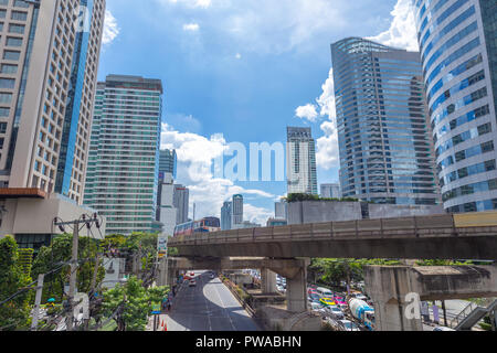 Bangkok ufficio business building vista città con BTS skyrail nel Sathon Road Chong Nonsi stazione. Il 13 settembre 2018. Bangkok, Tailandia. Foto Stock