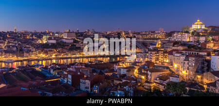 Vista del porto della città vecchia e il fiume Douro al cadere della notte Foto Stock