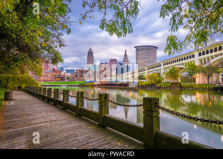 Cleveland, Ohio, Stati Uniti d'America skyline del centro sul fiume Cuyahoga al crepuscolo. Foto Stock