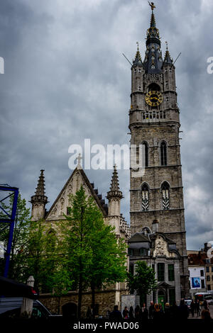 L'alto campanile Torre sorge in tra le due cattedrali nel centro della citta'. Belgio, Europa Foto Stock