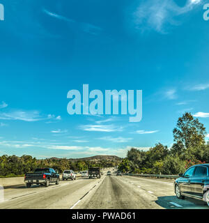 Il traffico sulla Pacific Coast Highway southbound. In California, Stati Uniti d'America Foto Stock