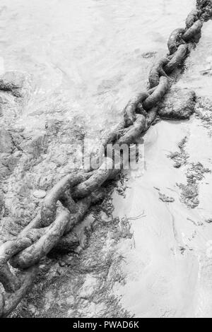 Abstract immagine in bianco e nero di grande arrugginendo porto ferro le catene di ormeggio. Metafora forti legami più forti, link, stringono legami, stretti legami. Foto Stock