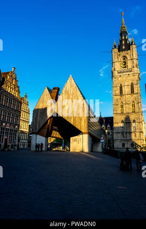 La luce del sole dorato cadere sulla torre campanaria e la nuova area di mercato a Gand, Belgio, Europa Foto Stock
