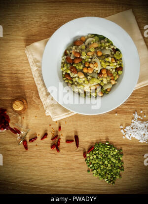 La fregola, fagioli, ceci e zuppa di cipolle Foto Stock
