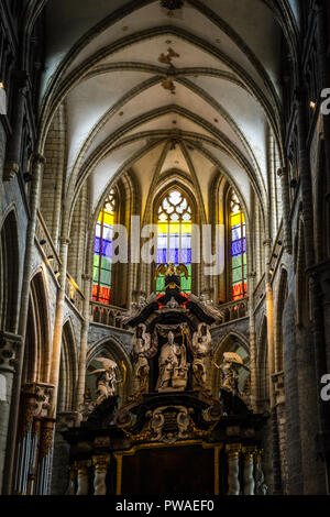 Bella scultura in marmo negli interni la chiesa di San Nicola, Gand, Belgio con angeli e eagle sulla parte superiore Foto Stock