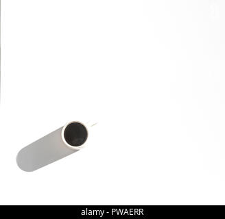 In larga misura lo spazio vuoto con una tazza di caffè sulla parte inferiore sinistra terza vista dal di sopra Foto Stock