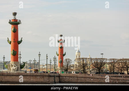 SAINT PETERSBURG, Russia - 17 Aprile 2016: vista sulla isola Vasilevsky e colonne rostrale Foto Stock