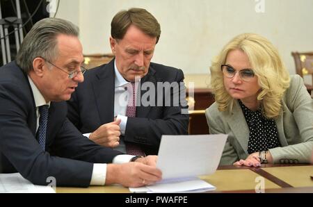 Il russo vice primi ministri Vitaly Mutko, sinistra, Alexei Gordeyev e Tatyana Golikova, destra, durante una riunione dei membri del governo presso il Cremlino Ottobre 11, 2018 a Mosca, in Russia. Foto Stock