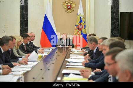 Il presidente russo Vladimir Putin ha presieduto una riunione dei membri del governo presso il Cremlino Ottobre 11, 2018 a Mosca, in Russia. Foto Stock