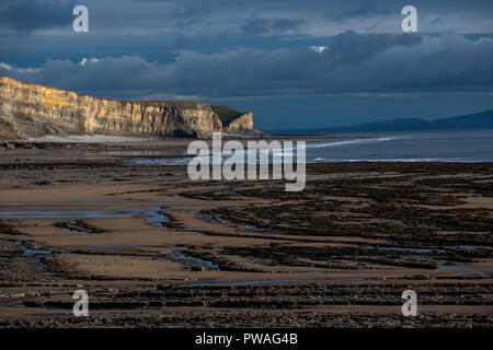 Temple Bay sul Vale of Glamorgan Heritage Costa, Galles del Sud. Guardando verso sud est lungo la spiaggia e le scogliere da streghe punto. Foto Stock