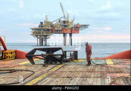 l'equipaggio marino prepara la preparazione prima di iniziare l'operazione di movimentazione dell'ancora Foto Stock