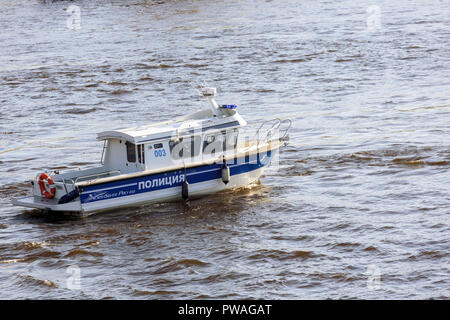 ST. PETERSBURG, Russia - 3 Maggio 2015: Polizia barca sul fiume Neva a San Pietroburgo Foto Stock