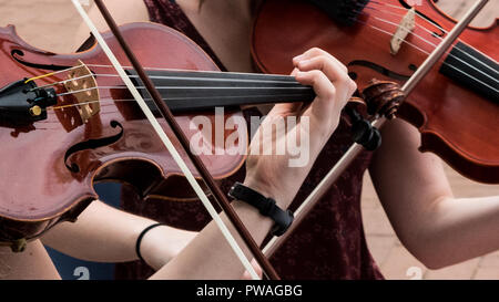 Musicisti classici giocare al di fuori su downtown mall pedonale Foto Stock