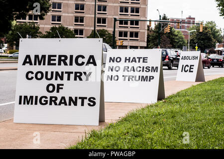 Giugno 30, 2018 Charlottesville, Virginia U.S.A. Dimostrazione su scala nazionale con gli attivisti che protestavano la separazione illegale di famiglie immigrate dopo b Foto Stock