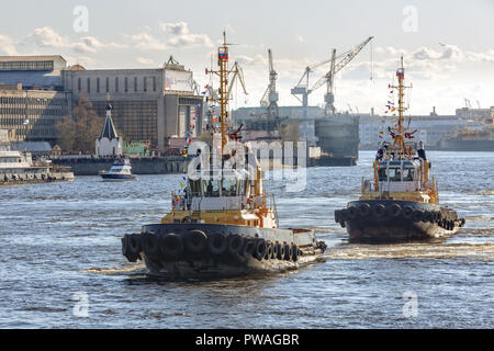 ST. PETERSBURG, Russia - 3 Maggio 2015: Porto rimorchiatori sul fiume Neva a San Pietroburgo Foto Stock