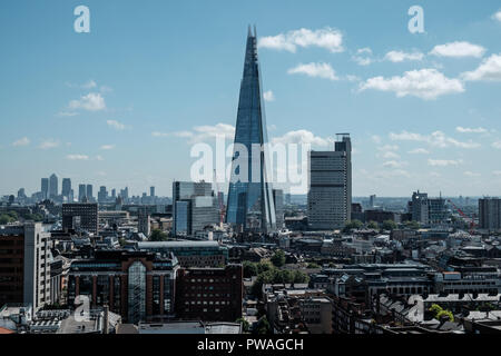 Vista aerea della skyline di Londra tra cui il grattacielo commerciale il coccio. Orizzontale, nessun popolo, copia dello spazio. Foto Stock