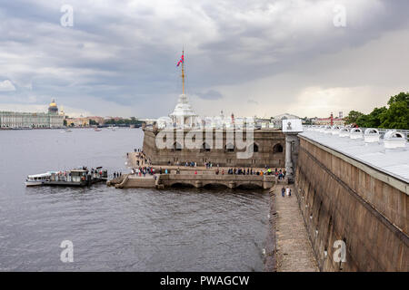 RUSSIA, San Pietroburgo - Giugno 25, 2017: la Fortezza di Pietro e Paolo nel giorno nuvoloso San Pietroburgo, Russia Foto Stock