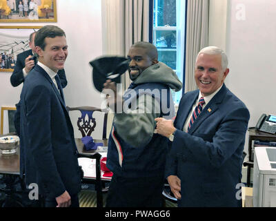 U.S Vice Presidente Mike Pence ride come egli scherzi con l'attore Kanye West, centro come il consigliere presidenziale Jared Kushner, sinistra, guarda nella parte esterna dell'Ufficio Ovale della Casa Bianca Ottobre 11, 2018 a Washington, DC. Foto Stock