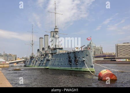 SAINT PETERSBURG, Russia - 25 giugno 2013: incrociatore Aurora, il famoso punto di riferimento Foto Stock