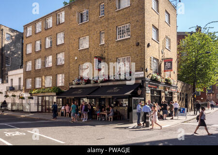 Persone sedevano fuori Mabel's Tavern, Mabledon Place, Bloomsbury, nr King's Cross, London, Regno Unito Foto Stock