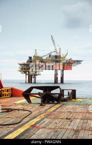 l'equipaggio marino prepara la preparazione prima di iniziare l'operazione di movimentazione dell'ancora Foto Stock