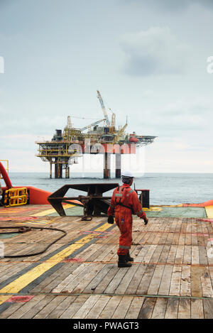 l'equipaggio marino prepara la preparazione prima di iniziare l'operazione di movimentazione dell'ancora Foto Stock