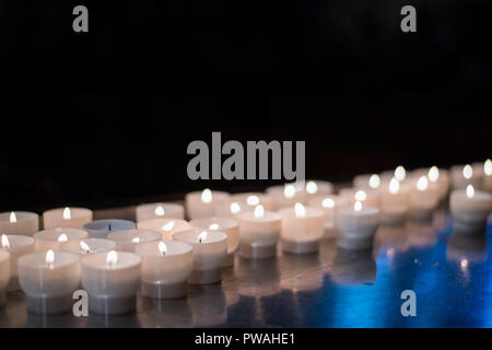 Close-up di dettaglio più breve illuminazione candele fino a una chiesa. Viaggi e concetto di religione. Foto Stock