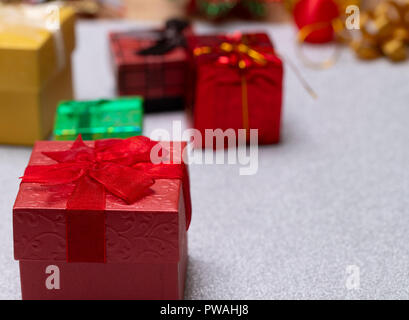 Le decorazioni di Natale, grazioso dono finestre su sfondo bianco con copia spazio per inviare il buon abbattimento Foto Stock