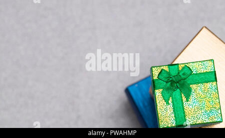 Le decorazioni di Natale, grazioso dono finestre su sfondo bianco con copia spazio per inviare il buon abbattimento Foto Stock