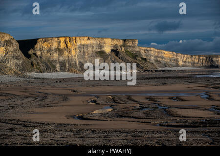 Temple Bay sul Vale of Glamorgan Heritage Costa, Galles del Sud. Guardando verso sud est lungo la spiaggia e le scogliere da streghe punto. Foto Stock