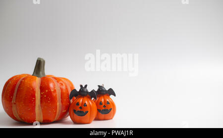 Halloween è la notte del 31 ottobre, vigilia della Solennità di Tutti i Santi, comunemente celebrata da bambini che hanno vestito in costume e sollecitare caramelle o altri trea Foto Stock