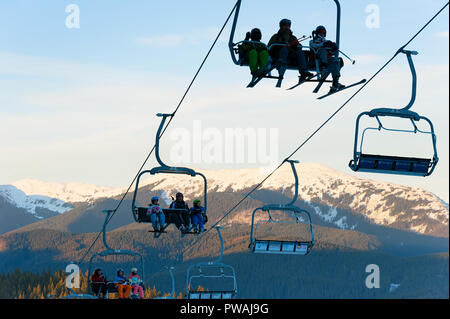 BUKOVEL, Ucraina - Dic 08, 2015: persone su un impianto di risalita a Bukovel. Bukovel è la più rinomata stazione sciistica in Ucraina. Foto Stock