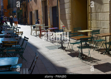 Empty street restaurant sulla vecchia strada di Perpignan, Francia Foto Stock
