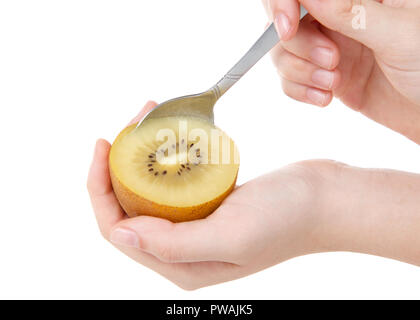 Sungold kiwi tagliate a metà detenuta da giovani mano con cucchiaio taglio in frutta da mangiare. A differenza di Green kiwi, nuovo SunGold Kiwi hanno una pelle liscia Foto Stock