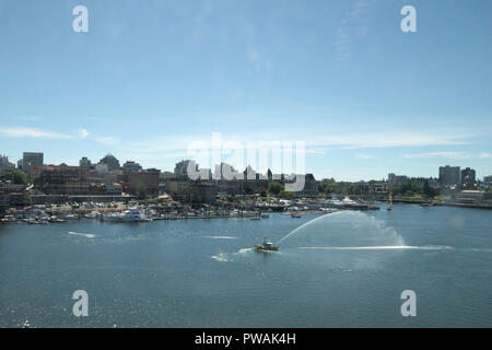 Spruzzatura di un'imbarcazione antincendio nel porto interno di Victoria, British Columbia, Canada Foto Stock