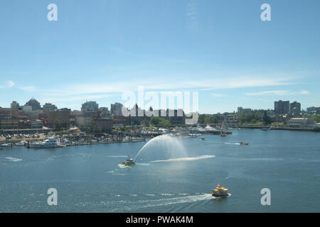 Spruzzatura di un'imbarcazione antincendio nel porto interno di Victoria, British Columbia, Canada Foto Stock