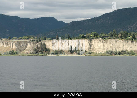 Bluffs sopra il lago Okanagan a Penticton, British Columbia, Canada Foto Stock