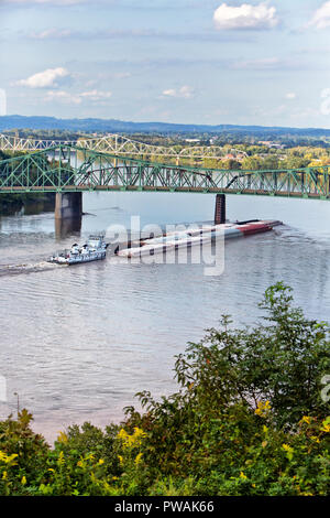 Tugboat che spinge fino 'Ohio' , caricato con vari prodotti tra cui il carbone. Foto Stock