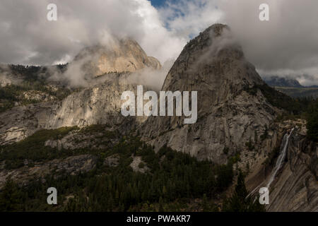 I colori dell'Autunno Guardando Nevada Falls e Liberty cap vicino a mezza cupola sopra la valle di Yosemite nel Parco Nazionale di Yosemite in California, Stati Uniti d'America Foto Stock