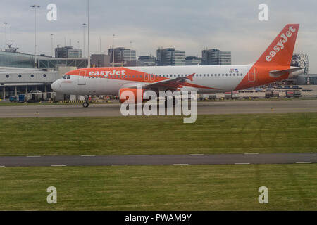 Paesi Bassi, Amsterdam, Schiphol - 30 marzo, 2018: Easyjet aerei all aeroporto. Schiphol è uno dei più trafficati aeroporto in Europa. Foto Stock