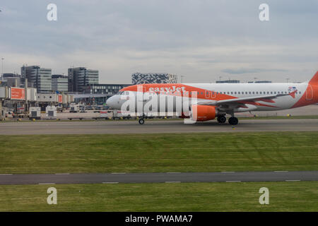 Paesi Bassi, Amsterdam, Schiphol - 30 marzo, 2018: Easyjet aerei all aeroporto. Schiphol è uno dei più trafficati aeroporto in Europa. Foto Stock