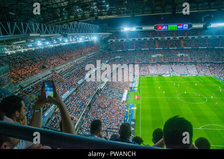 Gli spettatori durante la partita di calcio. Santiago Bernabeu, Madrid, Spagna. Foto Stock