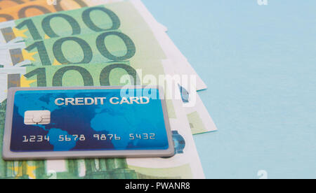 La carta di credito e Euro su sfondo blu. Foto Stock