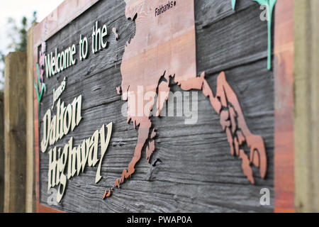 Dalton Highway, Alaska. Vista orizzontale della Dalton Highway segno accogliente cartello in legno con Alaska mappa. Foto Stock