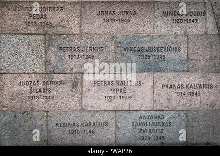 I nomi dei lituani uccisi durante i sovietici e occupazioni nazista inscritto sulla parete esterna del museo del genocidio vittime di Vilnius. Foto Stock