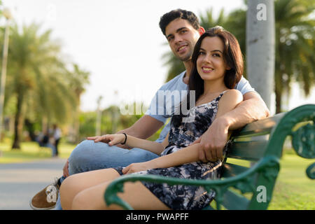 I giovani ispanici giovane rilassante nel parco insieme Foto Stock