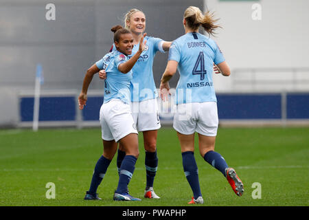 Manchester City's Nikita Parris punteggio celebra il suo lato del primo obiettivo del gioco con il compagno di squadra Steph Houghton (centro) e gemma Bonner durante la FA DONNA Super League Match l'Accademia Stadium e Manchester. Foto Stock