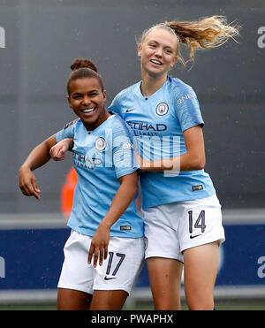 Manchester City's Nikita Parris punteggio celebra il suo lato del primo obiettivo del gioco con il compagno di squadra Esme Morgan durante la FA DONNA Super League Match l'Accademia Stadium e Manchester. Foto Stock